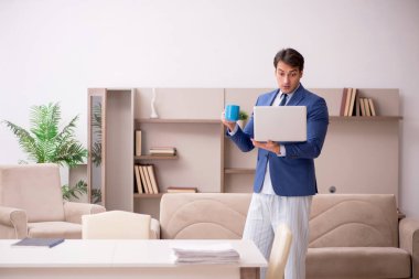 Salgın sırasında evden çalışan genç bir işadamı