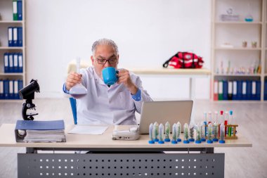 Uyuşturucu sentezi konseptinde eski bir kimyager.