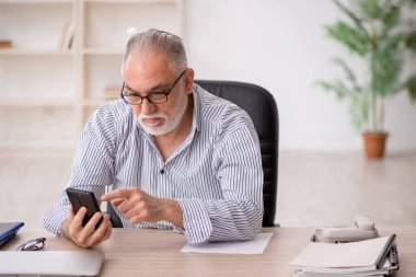 Ofiste çalışan eski bir çalışan.