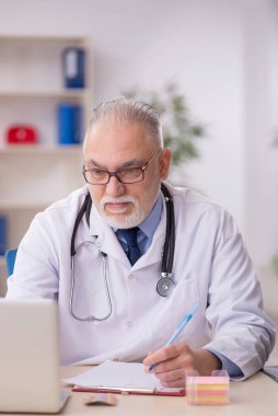 Hastanede çalışan yaşlı doktor.