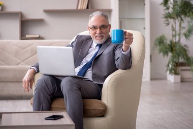 Eski patron salgın sırasında evde çalışıyor.