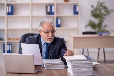 Ofiste çalışan eski bir işadamı.