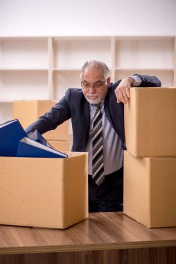 Ofis taşıma konseptinde eski bir işadamı