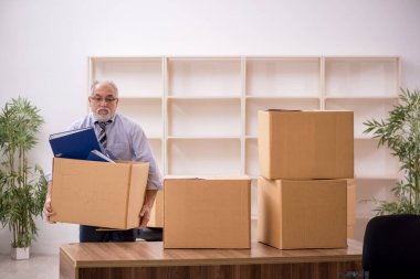 Ofis taşıma konseptinde eski bir işadamı