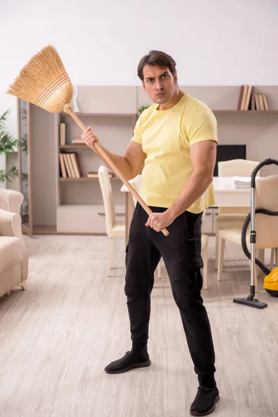 家を掃除してる若い男 — ストック写真