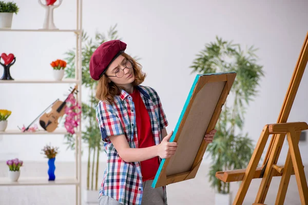 Junge Studentin Genießt Malerei Hause — Stockfoto