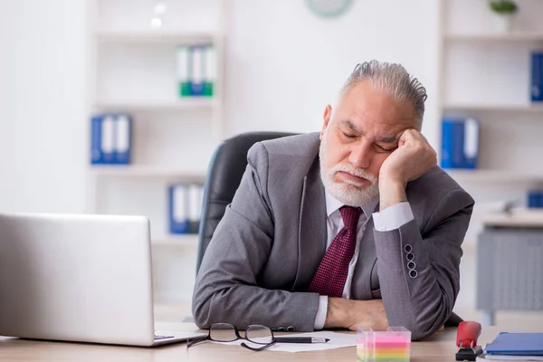 Old Employee Unhappy Excessive Work Workplace — Stock Fotó