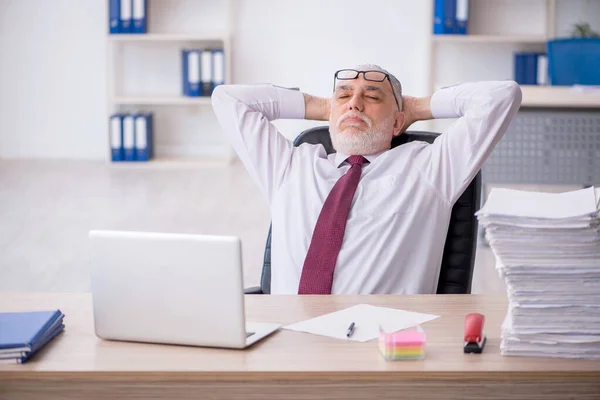 職場で過剰な仕事に不満を持つ従業員 — ストック写真