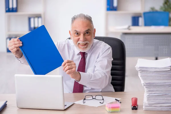 Old Employee Unhappy Excessive Work Workplace — Zdjęcie stockowe
