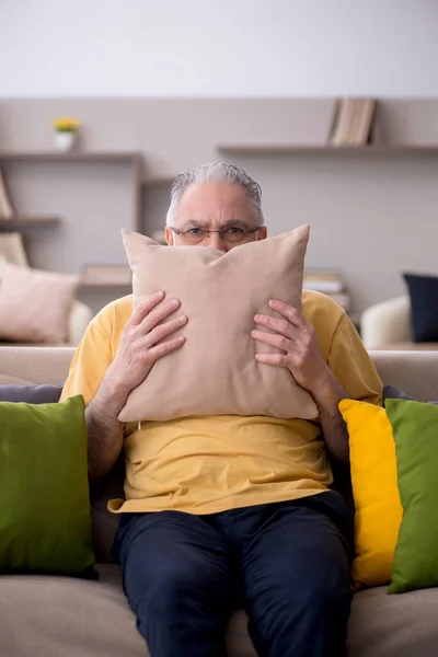 自宅で多くの枕を持つ高齢者 — ストック写真