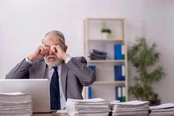 Old Employee Too Much Work Workplace — Fotografia de Stock