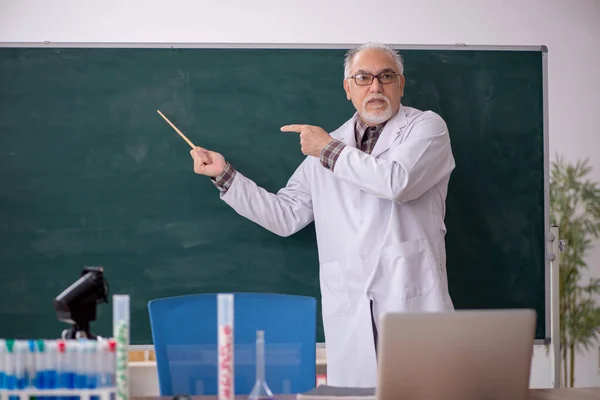Old Teacher Chemist Sitting Classroom — Stockfoto