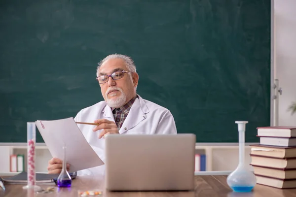 Old Teacher Chemist Sitting Classroom —  Fotos de Stock