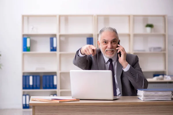 Old Employee Speaking Phone Workplace — Stockfoto