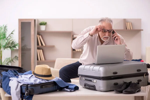Aged Man Preparing Trip Home — Stock Fotó