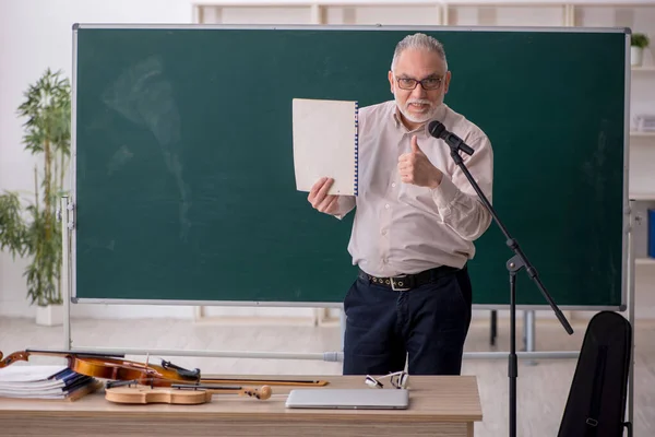 Sınıftaki Eski Müzik Öğretmeni — Stok fotoğraf
