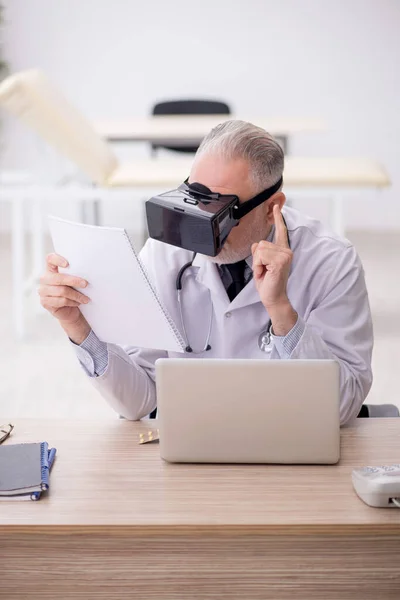Old Doctor Wearing Virtual Glasses Hospital — Stockfoto
