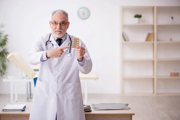 Old Doctor Suggesting Pills Hospital — Foto Stock