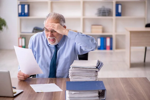 Velho Empresário Empregado Que Trabalha Escritório — Fotografia de Stock