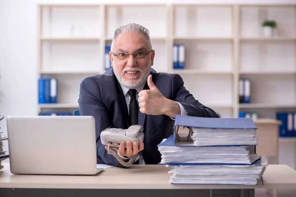 Old Employee Too Much Work Workplace — Photo