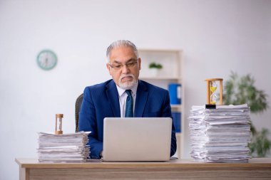 Zaman yönetimi konseptinde eski bir işadamı