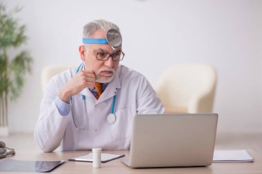 Hastanede çalışan yaşlı doktor otolog.