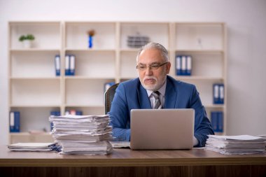 İş yerinde çalışan eski bir işadamı