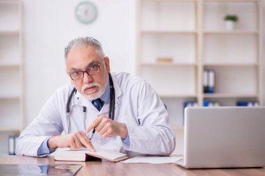 Hastanede çalışan yaşlı doktor.