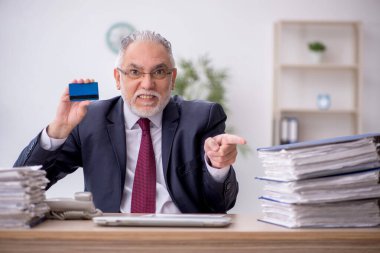 İş yerinde kredi kartı tutan eski bir çalışan.