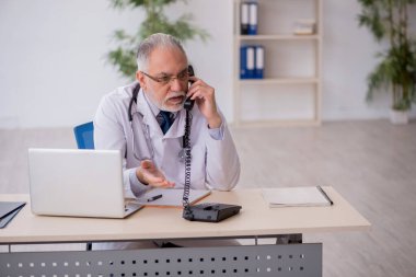 Teletıp konseptinde yaşlı bir doktor.