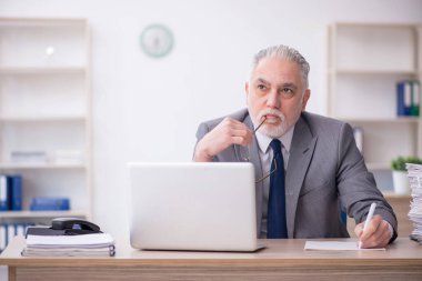 İş yerinde çalışan eski bir işadamı