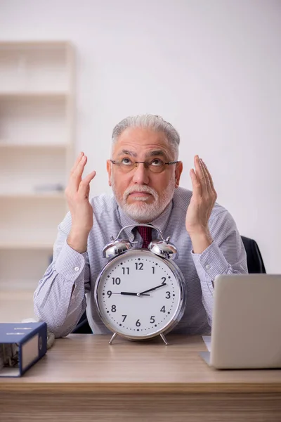 時間管理の概念の古い上司の従業員 — ストック写真
