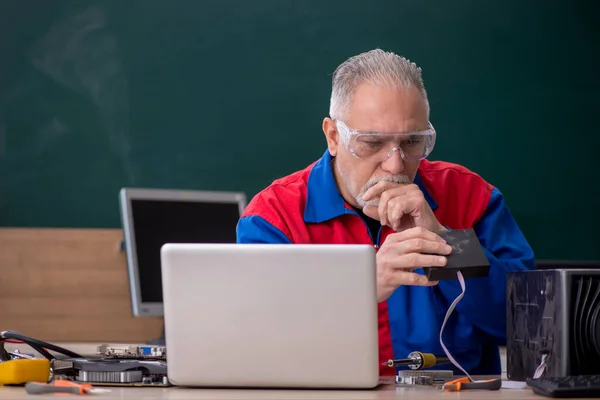 Stary Mechanik Naprawiający Komputery Klasie — Zdjęcie stockowe