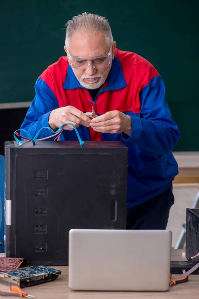 Gammal Reparatör Som Reparerar Datorer Klassrummet — Stockfoto