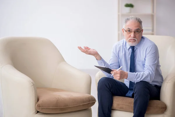 Velho Psicólogo Masculino Sentado Poltrona — Fotografia de Stock