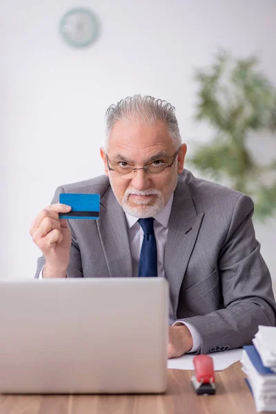 Old Employee Holding Credit Card — Stock Photo, Image