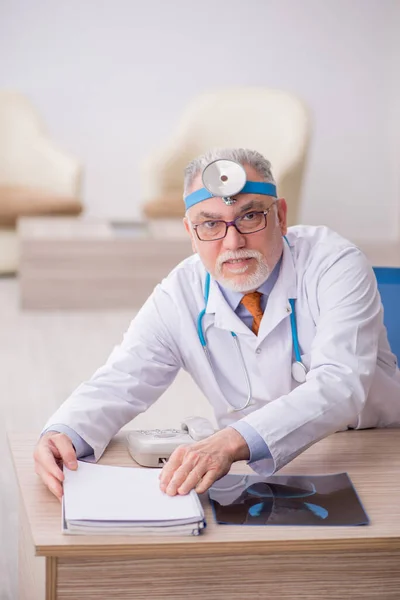 Hastanede Çalışan Yaşlı Doktor Otolog — Stok fotoğraf