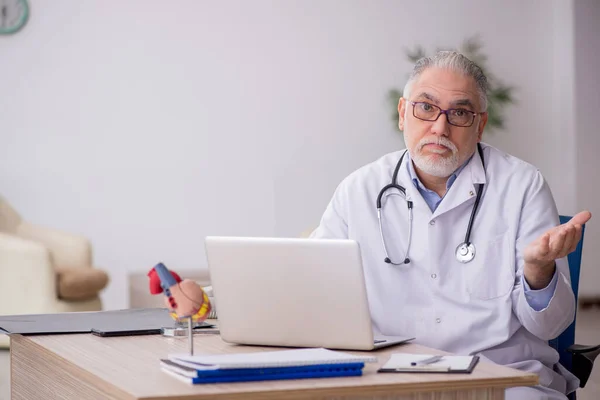 Klinikte Çalışan Yaşlı Bir Kardiyolog — Stok fotoğraf