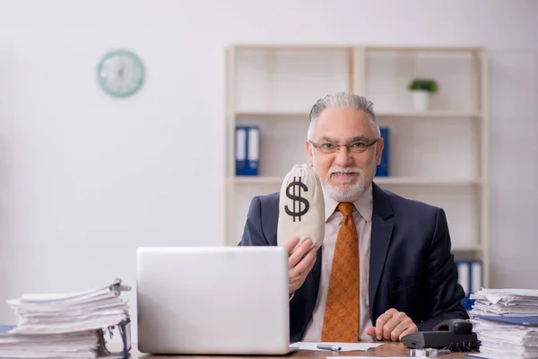 Alter Männlicher Angestellter Mit Geldbeutel — Stockfoto