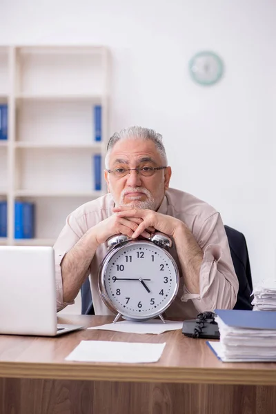 Vecchio Dipendente Nel Concetto Gestione Del Tempo — Foto Stock