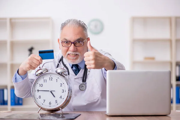 Alter Arzt Zeitmanagement Konzept — Stockfoto