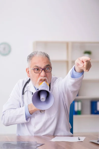 Dokter Tua Memegang Megaphone Klinik — Stok Foto