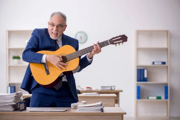 Old Employee Playing Guitar Office — Stock fotografie