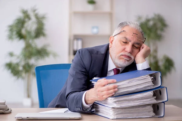 Old Employee Too Much Work Office — Stock Photo, Image