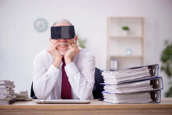 Vecchio Dipendente Che Indossa Occhiali Virtuali Sul Posto Lavoro — Foto Stock