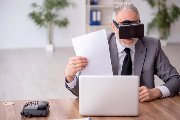 Oude Werknemer Geniet Van Virtuele Bril Het Werk — Stockfoto