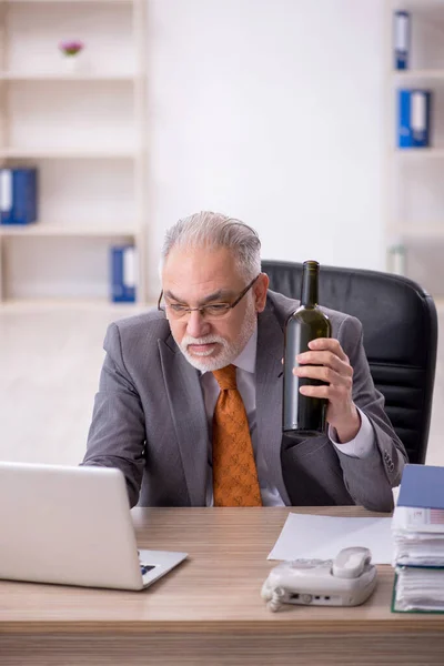 Viejo Empleado Bebiendo Alcohol Lugar Trabajo — Foto de Stock