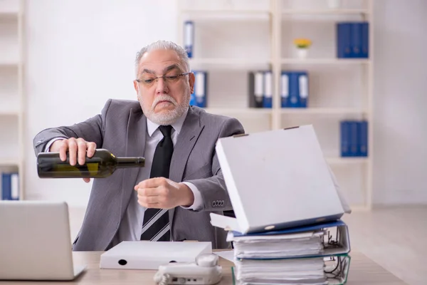 Velho Empregado Que Bebe Álcool Local Trabalho — Fotografia de Stock