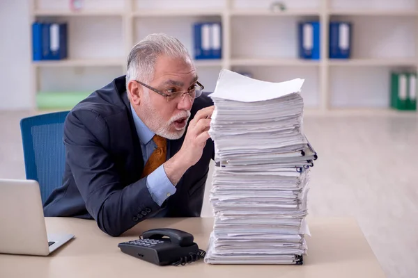 Old Male Employee Too Much Work Workplace — Foto Stock