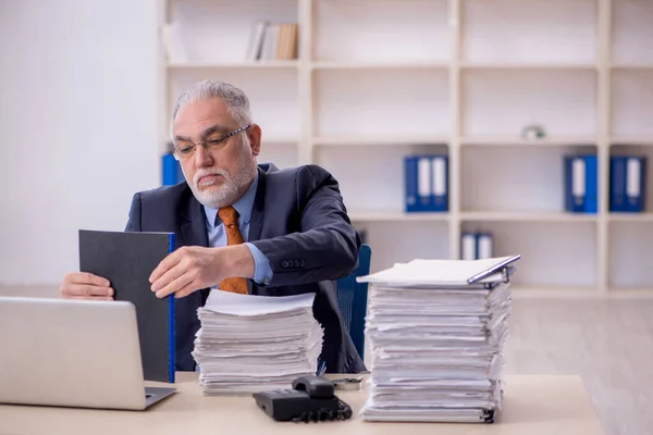 Old Male Employee Too Much Work Workplace — Stock fotografie